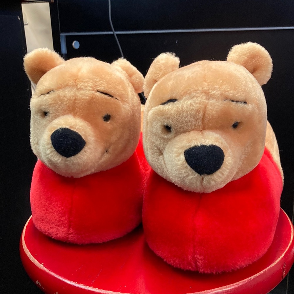Disney Winnie the Pooh Slippers Men’s small 7-8 Women’s Large 9-10 EUC